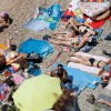 morje plaža turisti.jpg