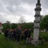 Udeleženci pred spominskim obeležjem arhitekta Jožeta Plečnika.JPG
