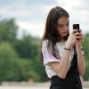 Otroci kažejo znake slabše koncentracije in čustvene zrelosti zaradi pretirane rabe telefonov.