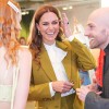 Princesa Kate - Princesa je tokrat nosila hlače in suknjič Victorije Beckham, vredne okoli tisoč pet