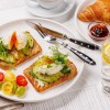 toast avokado rogljiček brunch