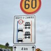 voziti v zamiku, prometni znak