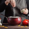 doziranje soli in začimb med kuhanjem jedi
