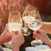 peneče vino v kozarcih