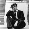 Buster Keaton v svoji znameniti obliki - s kravato, klobučkom in brezizraznim obrazom, nesporno eden