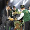 200 let pivovarstva v Laškem - slavnostni dogodek 10.7.25 - zabijanje soda Laški pivovarji in Glenn Caton predsednik HEINEKEN Evropa.jpg