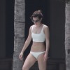 katere-lepotice-si-upajo-obleci-mali-beli-bikini