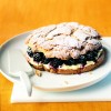torta z robidami in topljeno smetano