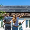 srečna družina pred energetsko varčno hišo