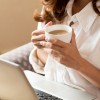Laptop, zenska, kava