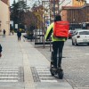 simbolična, električni-skiro, skuter, dostava-hrane, wolt, dostavljalce