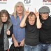 Stari električni prdci: Malcolm Young, Cliff Williams, Angus Young, Brian Johnson na premieri Live a