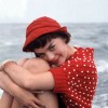 Natalie Wood na izletu z ladjo v petdesetih letih, ujeta v sproščenem trenutku daleč od studijskih l