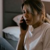 prestrašena ženska zvečer na telefonu