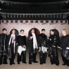 Vseh sedem fantov (od leve proti desni: V, Jin, Suga, RM, Jung Kook, J-Hope in Jimin) zbranih pred ikonično kuliso na seulskem trgu Gwanghwamun marca 2026.