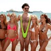 Sacha Baron Cohen kot legendarni kazahstanski novinar Borat, ki je s svojim prvim filmom postal globalni fenomen in si prislužil celo nominacijo za oskarja.
