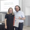 Damjan Šeruga je prevzel priznanje s častno omembo za projekt Mladi in tehnologija iz rok Metke Škofic, urednice iniciative Inženirke in inženirji bomo..jpg