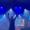 Z močnim, hrapavim in hkrati čustvenim glasom je Kiki hitro osvojil občinstvo v Trbovljah ter dokazal, da njegov nastop na odru nosi posebno iskro.