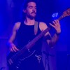 Basist Kikijeve zasedbe je z močno odrsko prezenco in samozavestno igro dodatno dvignil energijo večera.