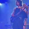 Basist Kikijeve zasedbe je z močno odrsko prezenco in samozavestno igro dodatno dvignil energijo večera.
