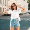 Kratke hlače, jeans, moda, bela majica s kratkimi rokavi