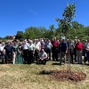 Člani društva z gosti in gozdno kraljico