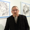 Alojz Konec ob svojih risbah v Kocki