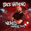 Dvajset let pozneje in še vedno isti ogenj. Nered ponosno pozira ob naslovnici nove navijaške himne.