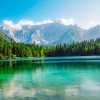 Jezero v objemu gora