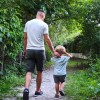 otrok in oče na sprehodu