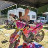 Mia Maša ob svojem motorju s številko 159, s katerim v tej sezoni piše eno najlepših zgodb slovenskega ženskega motokrosa.
