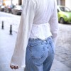 Svetle kavbojke in bela boho bluza