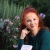 Sonja Javornik s svojo avtorsko knjigo Kako graditi odnose, ki je izšla pri založbi Vida.