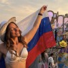 Tudi sredi Belgije ni pozabila, od kod prihaja – Lara je na Tomorrowlandu ponosno razvila slovensko zastavo.