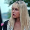 Skrivnostna vdova pokojnega profesorja ve o nenavadnih dogodkih precej več, kot je sprva pripravljen