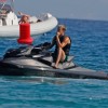 Romeo Beckham, 23-letni sin Davida in Victorie Beckham, si je družinski oddih na Ibizi popestril s samostojno vožnjo z vodnim skuterjem.