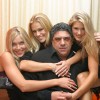 Vincent Pastore je leta 2002 v Miamiju poziral z modeli Jill Smith, Lindsey Hathaway in Heidi Baillargeon, ki so sodelovale pri koledarju Hooters za leto 2003.