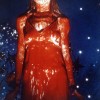 Sissy Spacek v nepozabnem prizoru iz filma Carrie iz leta 1976. Podoba dekleta, prelitega s prašičjo