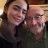 Phil s hčerko Lilly Collins ... Fotografija je nastala na praznovanju glasbenikovega 75. rojstnega dne.