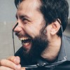 nasmejan moški