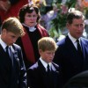 Princa William in Harry z očetom, tedanjim princem Charlesom, na dan Dianinega pogreba. William je bil star 15 let, Harry komaj 12.