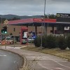 V pretepu so bili poškodovani trije, poleg njih še zaposlena in tudi prodajalna