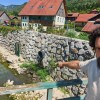 Darko Malnar kaže na izpustno cev in veliki blatni madež pod njo