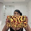 Ena najbolj opaznih v zbirki je Chanel Maxi Flap Bag v rumeno-rdeče-črnem vzorcu, vredna okoli 8.500 dolarjev. Prav takšno si je Cardi želela že prej, a jo je takrat pri nakupu prehitela Jordyn Woods.