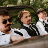 Sodelovanje z Modrijani je Žanovi pesmi dodalo večglasno petje in prepoznaven domači zvok, ki se nepričakovano dobro ujame z bolj vročimi ritmi.