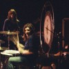 John Bonham za bobni, v ozadju John Paul Jones. Prav njuna naveza je Led Zeppelin dajala trdno ritmi