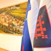 Slika črnomaljske in slovenske zastave iz sejne sobe Občine Črnomelj.jpg