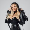 Ksenija Filipič oziroma De Xenia danes odpira novo poglavje kariere: ob nastopih se vse bolj posveča avtorski glasbi in lastni produkciji.