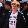 Susan Sarandon med policisti ob aretaciji v New Yorku. Igralka je že desetletja znana po tem, da svoja družbena in politična stališča izraža tudi na protestih.