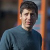 Sam Altman, prvi mož OpenAI, je postal eden najvplivnejših ljudi tehnološkega sveta, zdaj pa je njeg
